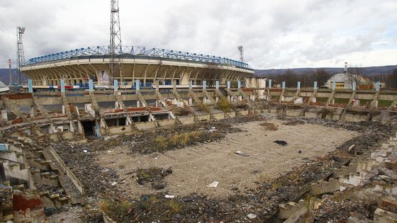 Foto: Památka na hokej v Teplicích mizí v prachu. Opuštěné ruiny stadionu jdou k zemi, bude nový?