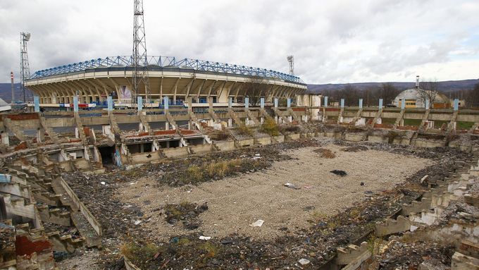 Foto: Památka na hokej v Teplicích mizí v prachu. Opuštěné ruiny stadionu jdou k zemi, bude nový?