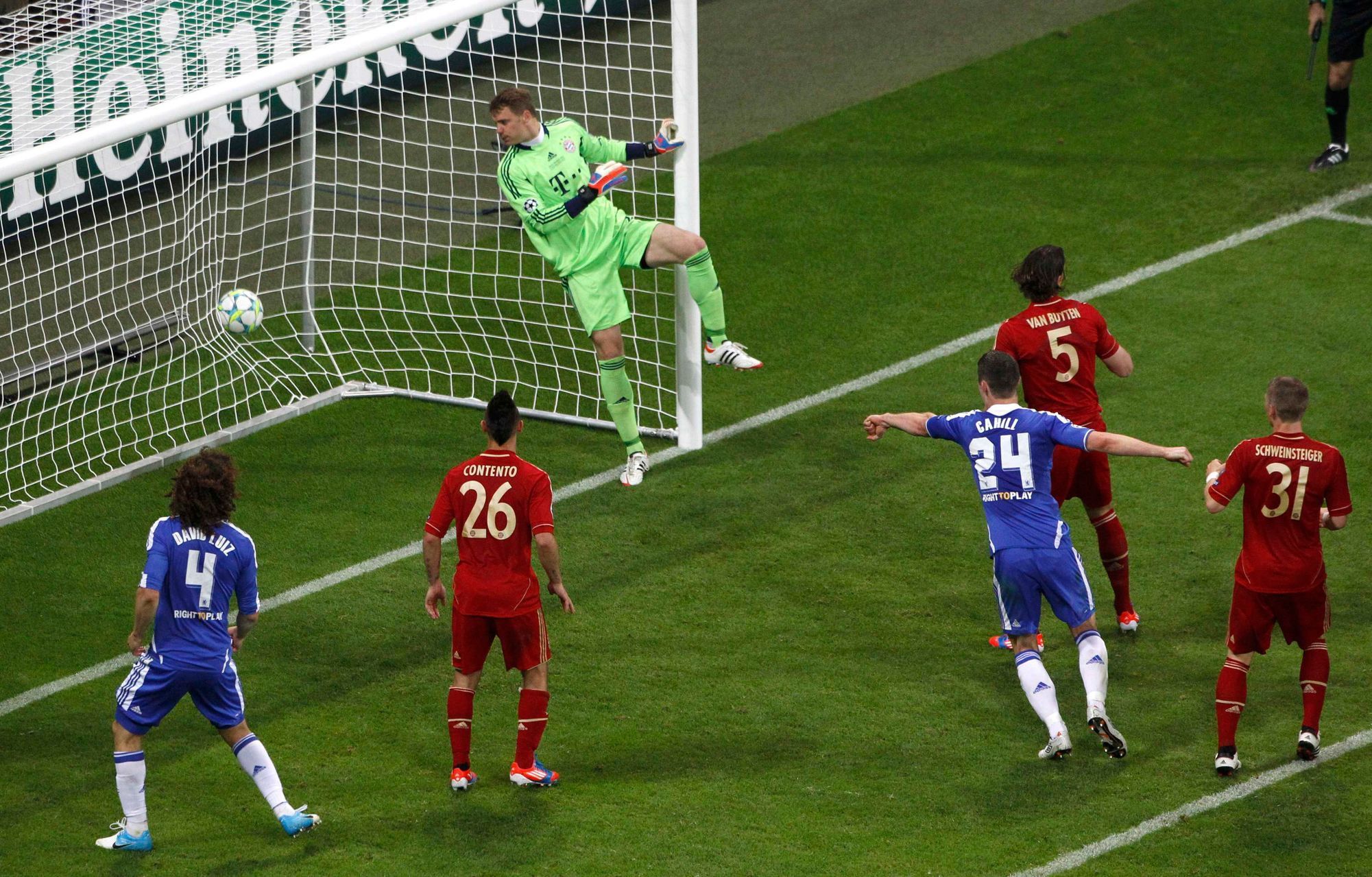 Manuel Neuer inkasuje gól ve finále Ligy mistrů Bayern - Chelsea