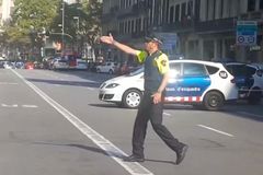 V centru Barcelony najelo auto velkou rychlostí do davu lidí. Dva lidé jsou mrtví, píší média