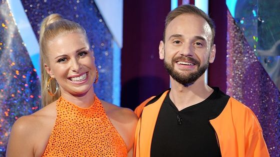 Stříbrná holka s holinkami i blonďatá hvězda StarDance. Hlaváčková mává tenisu