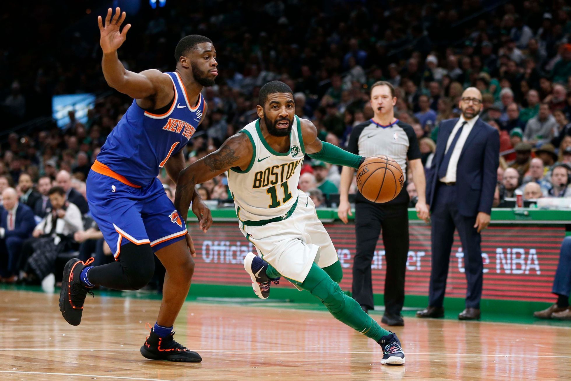 basketbal, NBA 2018/2019, Boston - New York, domácí Kyrie Irving proniká kolem Emmanuela Mudiaye