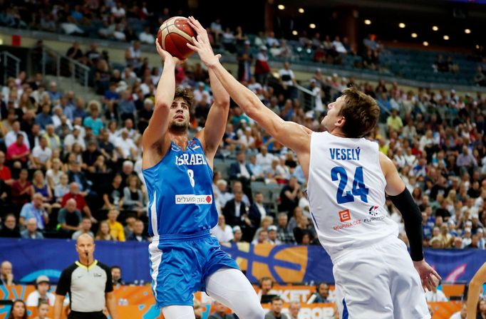 Deni Avdija a Jan Veselý v zápase ME basketbalistů 2022 v Praze