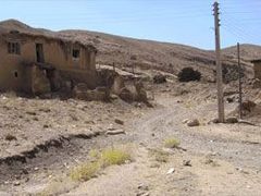 Kdysi íránská továrna na výrobu alkoholu, dnes ruiny.