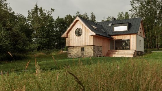 V březovém lese je chaloupka jako z pohádky. Z usedlosti je útulné místo pro rodinu