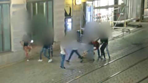 Po krátké hádce následoval útok. Skupina útočníků napadla v Brně muže