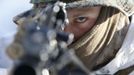 A U.S. marine attends a winter military drill held with South Korean marines in Pyeongchang, about 180 km (112 miles) east of Seoul February 7, 2013. North Korea has vowed to conduct more rocket and nuclear tests in response to a U.N. censure for its launch of a long-range missile launch in December. On Tuesday, it vowed "stronger" but unspecified actions in addition to the test. REUTERS/Lee Jae-Won (SOUTH KOREA - Tags: MILITARY) Published: Úno. 7, 2013, 9:54 dop.