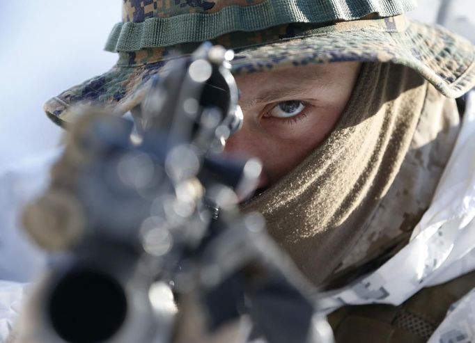 A U.S. marine attends a winter military drill held with South Korean marines in Pyeongchang, about 180 km (112 miles) east of Seoul February 7, 2013. North Korea has vowed to conduct more rocket and nuclear tests in response to a U.N. censure for its launch of a long-range missile launch in December. On Tuesday, it vowed "stronger" but unspecified actions in addition to the test. REUTERS/Lee Jae-Won (SOUTH KOREA - Tags: MILITARY) Published: Úno. 7, 2013, 9:54 dop.