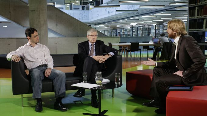 Jiří Kunert, šéf UniCredit Bank (uprostřed) a Erich Čomor, šéf Air Bank (vlevo) během natáčení.
