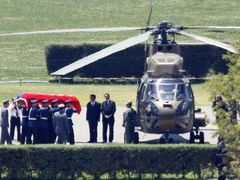 Také pohřeb bývalého chilského diktátora Augusta Pinocheta (jehož ostatky jsou na snímku nakládány do vrtulníku) vyvolal rozporuplné reakce a potyčky mezi jeho stoupenci a příznivci.