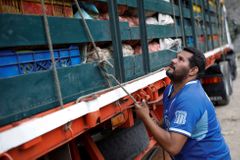 Scény jako z Šíleného Maxe. V hladovějící Venezuele řádí lupiči jídla, přepadávají kamiony