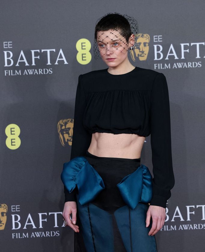 Na snímku z červeného koberce je herečka Emma Corrin.