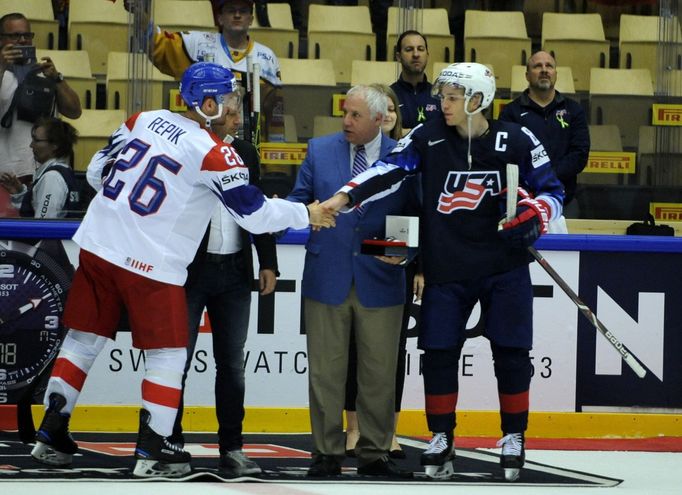 Michal Řepík a Patrick Kane s cenami pro nejlepší hráče zápasu.