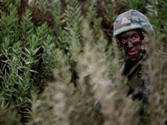 Izraelský voják hlídkuje poblíž libanonské hranice.