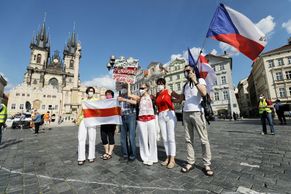 Foto: Běloruské demonstrace psaly dějiny, řekla Cichanouská. Teď ji podpořili v Praze