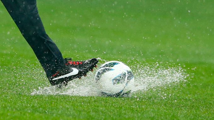 FOTO Déšť zatopil stadion. Anglie odmítla nastoupit v Polsku