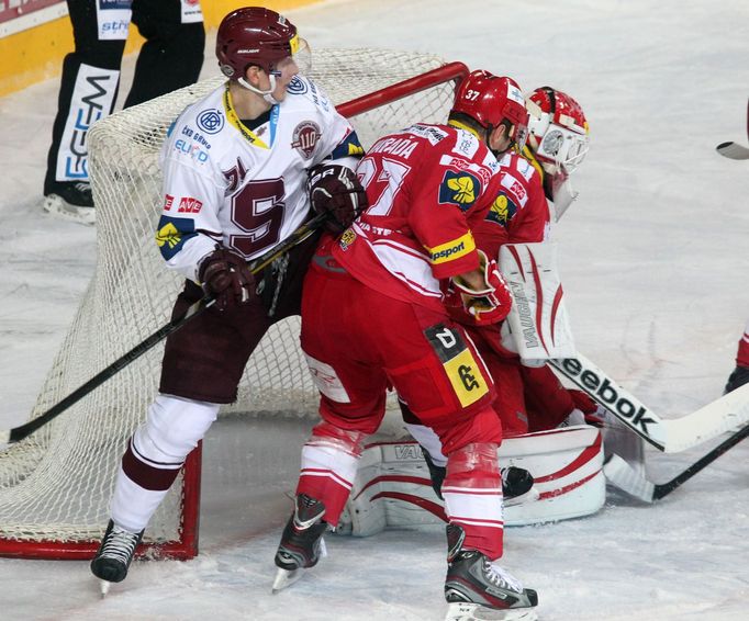 ELH, Sparta - Třinec: Daniel Přibyl -  Václav Varaďa