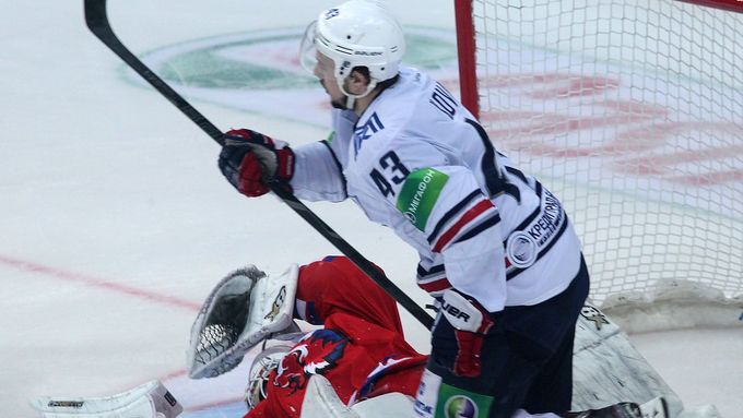 Útočník Jan Kovář dnes asistoval, kromě něj bodoval v KHL také Dominik Kubalík.