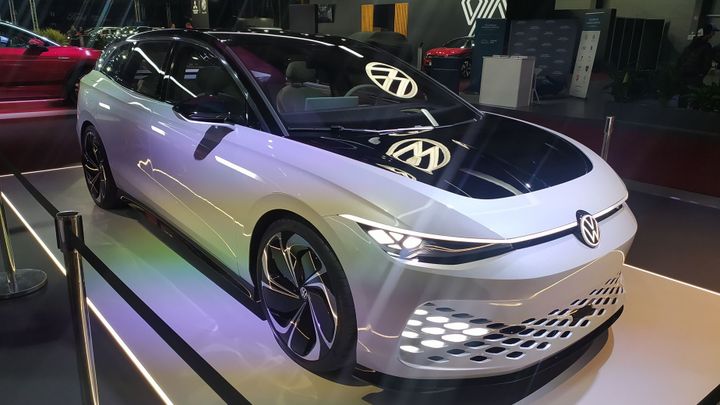 Éra golfů a passatů je pryč. Volkswagen přivezl do Prahy elektrický kombík; Zdroj foto: Jakub Stehlík
