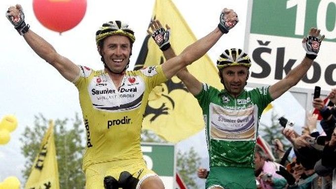 Italský cyklista Gilberto Simoni (vlevo) se raduje z vítězství v 17. etapě Gira d'Italia na vrcholku Monte Zoncolan. Vpravo jeho týmový kolega Leonardo Piepoli.