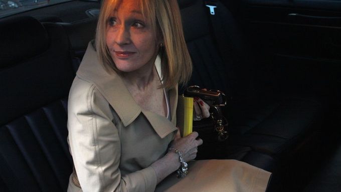 J.K. Rowlingová odjíždí od newyorského soudu.