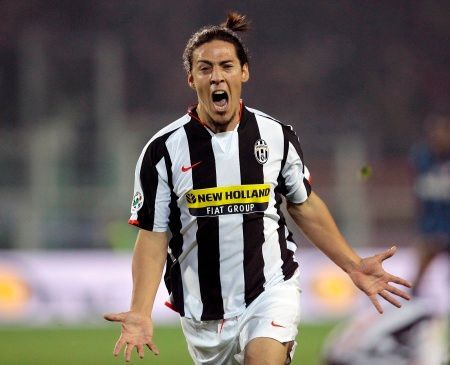 Mauro Camoranesi z Juventusu se raduje z gólu v síti Interu Milán.