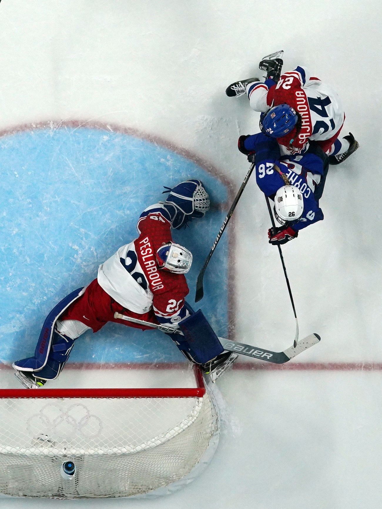 Klára Peslarová, Kendall Coyneová-Schofieldová a Sára Čajanová ve čtvrtfinále ZOH 2022 v Pekingu Česko - USA