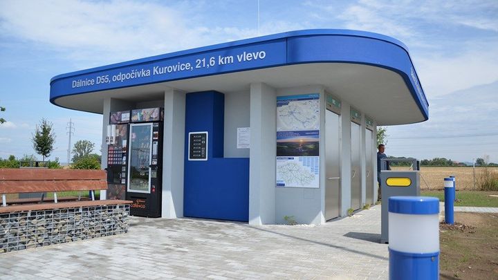 Hřiště, nabíječka na mobil a WC jako na západě. V Česku stojí první moderní odpočívka