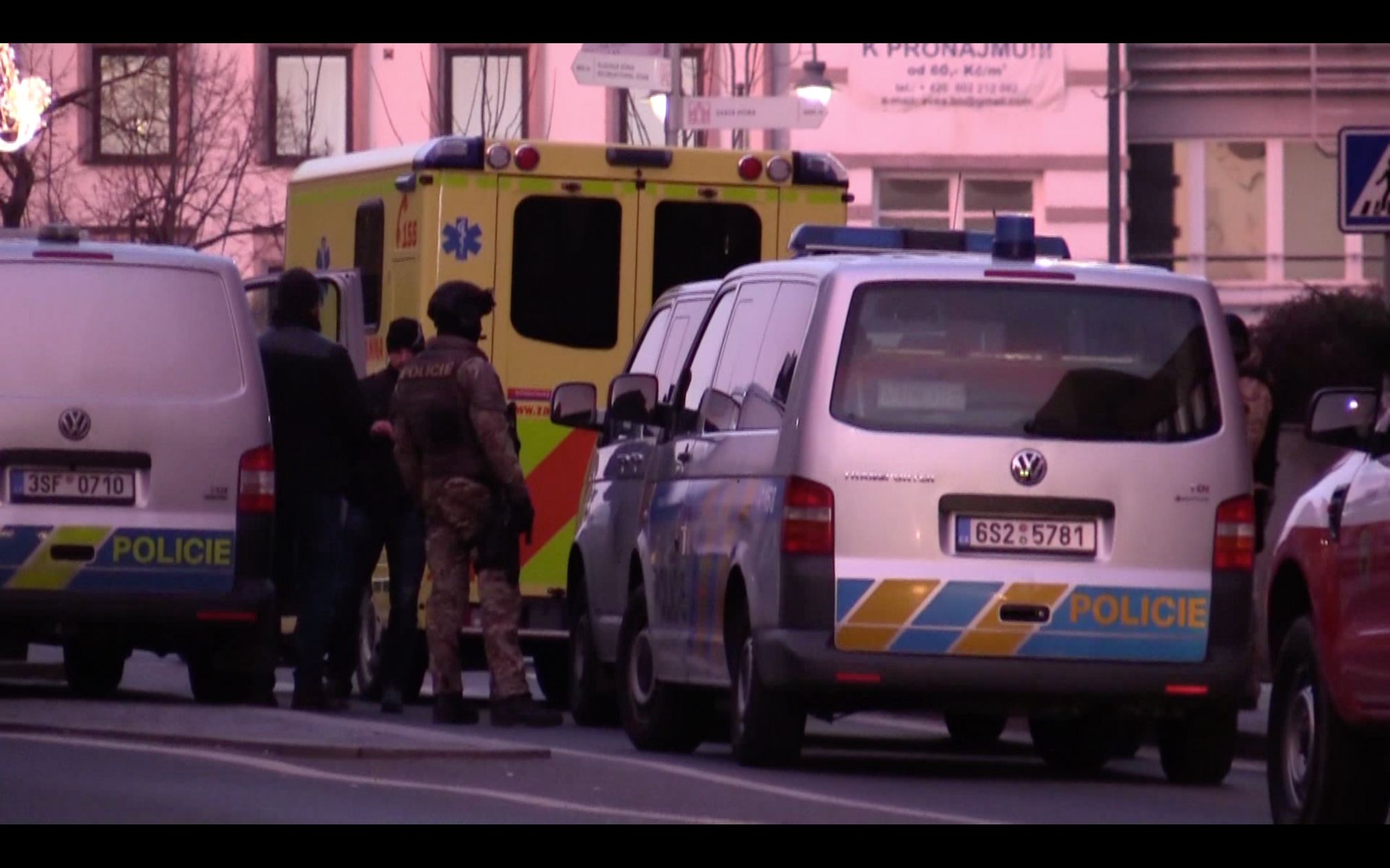 Policie Zasahovala V Příbrami. Ozbrojený Muž Přepadl Banku A Držel ...