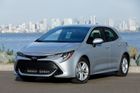 Jméno Corolla táhne. Za první tři měsíce letošního roku dokonce 304 304 zájemců, o 2,1 procenta více než loni, což z něj činí jasně nejprodávanější vůz na světě. Vedle i nám známého sedanu vyjíždí pod tímto jménem nově i severoamerický hatchback, dvojče modelu Auris.
