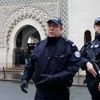 Francouzští policisté hlídkují před pařížskou mešitou
