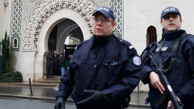Policie před pařížskou mešitou (ilustrační foto).