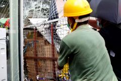 Správkyně Hongkongu odsoudila okupaci parlamentu, zadržené demonstranty chce stíhat