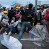 Střety demonstrantů s policisty v Hongkongu - 1. prosince