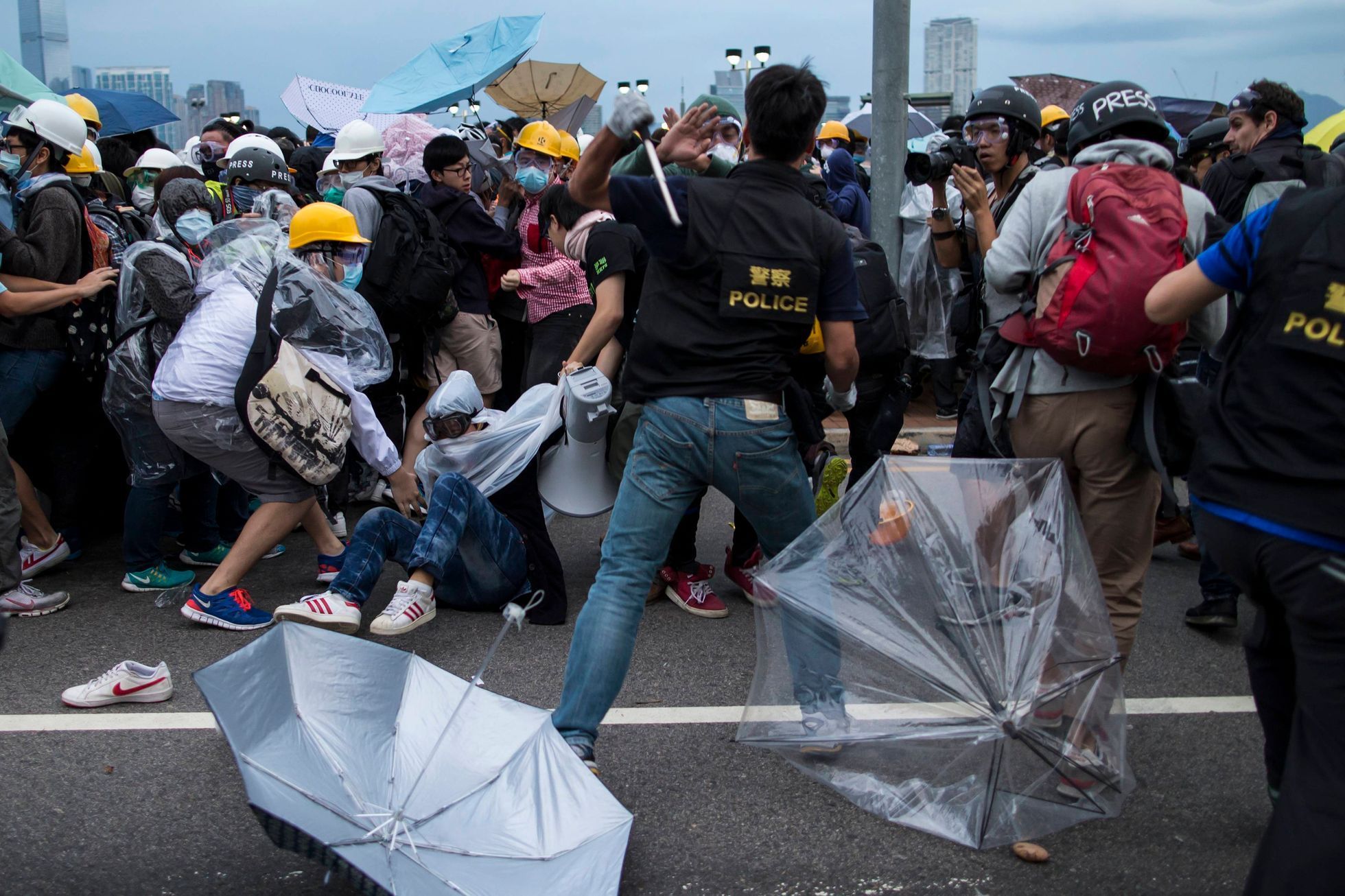 Střety demonstrantů s policisty v Hongkongu - 1. prosince