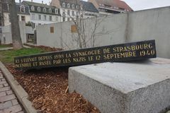 Další projev antisemitismu ve Francii. Vandal poškodil pomník na místě synagogy