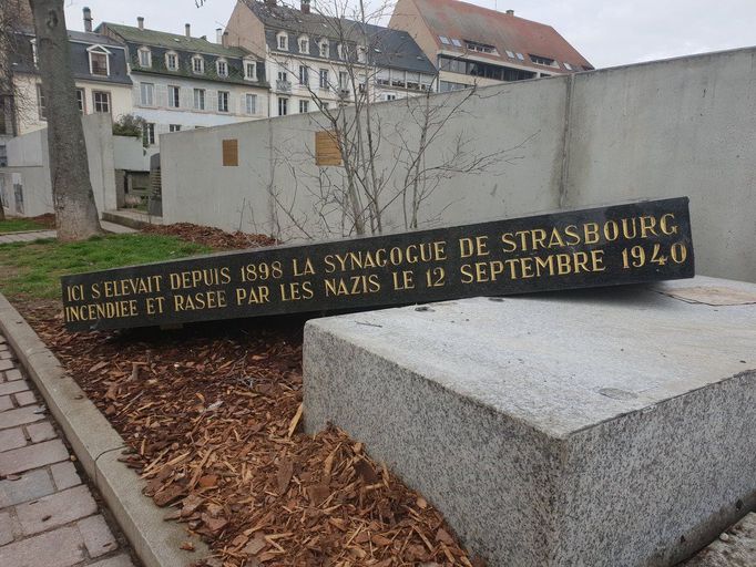 Poškozený pomník na místě někdejší synagogy ve Štrasburku