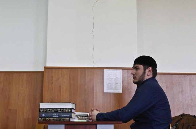 A student attends a lesson at the Russian Islamic University in the Chechen capital Grozny April 23, 2013. The naming of two Chechens, Dzhokhar and Tamerlan Tsarnaev, as suspects in the Boston Marathon bombings has put Chechnya - the former site of a bloody separatist insurgency - back on the world's front pages. Chechnya appears almost miraculously reborn. The streets have been rebuilt. Walls riddled with bullet holes are long gone. New high rise buildings soar into the sky. Spotless playgrounds are packed with children. A giant marble mosque glimmers in the night. Yet, scratch the surface and the miracle is less impressive than it seems. Behind closed doors, people speak of a warped and oppressive place, run by a Kremlin-imposed leader through fear. Picture taken April 23, 2013. REUTERS/Maxim Shemetov (RUSSIA - Tags: SOCIETY POLITICS RELIGION EDUCATION) ATTENTION EDITORS: PICTURE 33 OF 40 FOR PACKAGE INSIDE MODERN CHECHNYA'. SEARCH 'REBUILDING CHECHNYA' FOR ALL IMAGES Published: Kvě. 1, 2013, 8:20 dop.