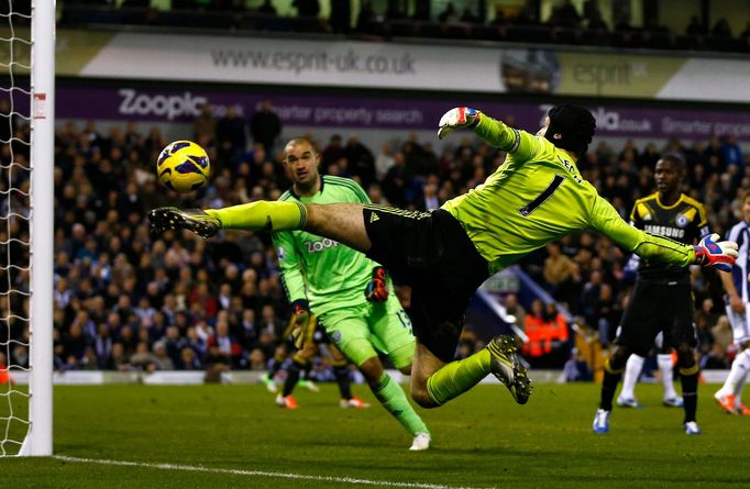 West Bromwich - Chelsea (gólman Čech v akci)