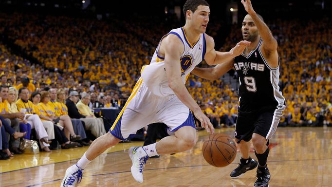 Klay Thompson proniká přes Tonyho Parkera v zápase Golden State proti San Antoniu