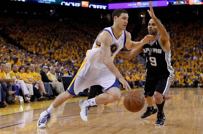 Klay Thompson proniká přes Tonyho Parkera v zápase Golden State proti San Antoniu