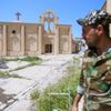 Město Bašika, Irák - poničený kostel, tunel Islámského státu