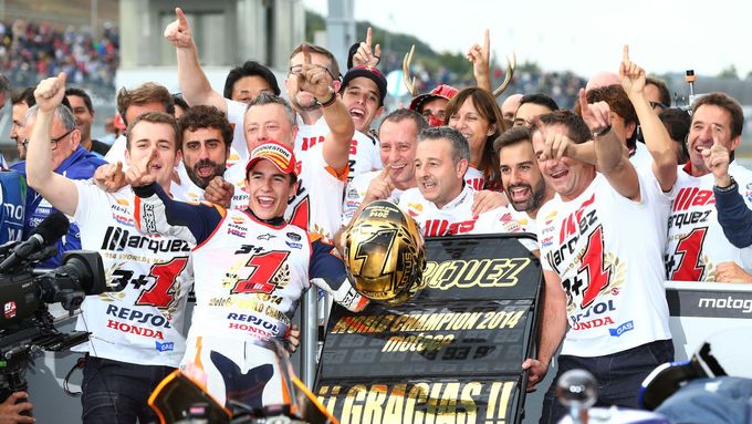 Marc Marquez slaví se svým týmem titul mistra světa MotoGP 2014.