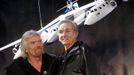 Konstruktér Burt Rutan a šéf Virgin Richard Branson při prezntaci nového raketoplánu Virgin Galactic. USA