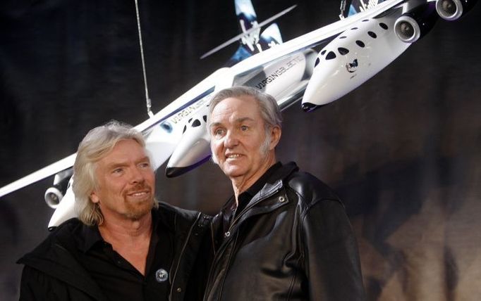 Konstruktér Burt Rutan a šéf Virgin Richard Branson při prezntaci nového raketoplánu Virgin Galactic. USA