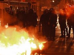 Radikální levicoví odpůrci Sarkozyho se v noci na dnešek na několika místech Francie střetli s policií.