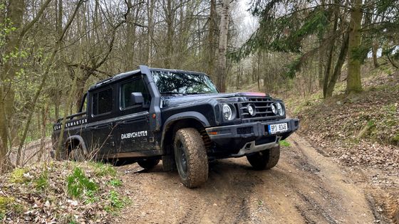 Auto pro lovce. Pick-up, který projede každou rokli a na korbě si doveze kance