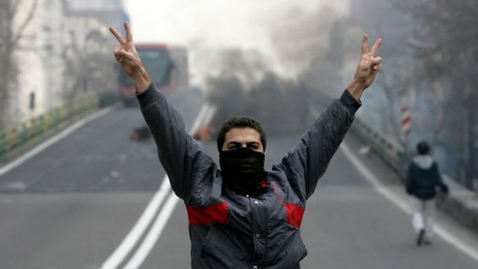 Účastník protestů v Teheránu ukazuje zdvižená "V" na znamení vítězství