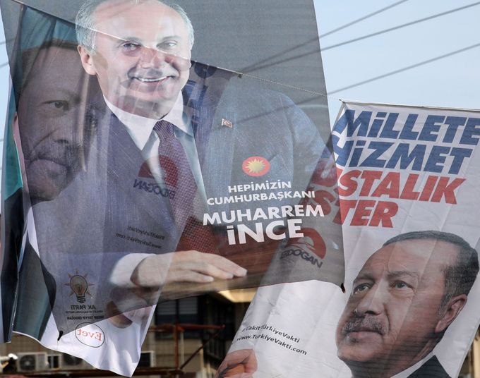 Předvolební plakáty s Erdoganem a Incem.