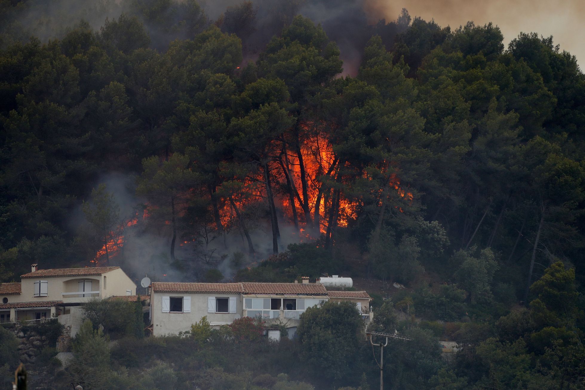 Oheň v Carros, nedaleko města Nice.